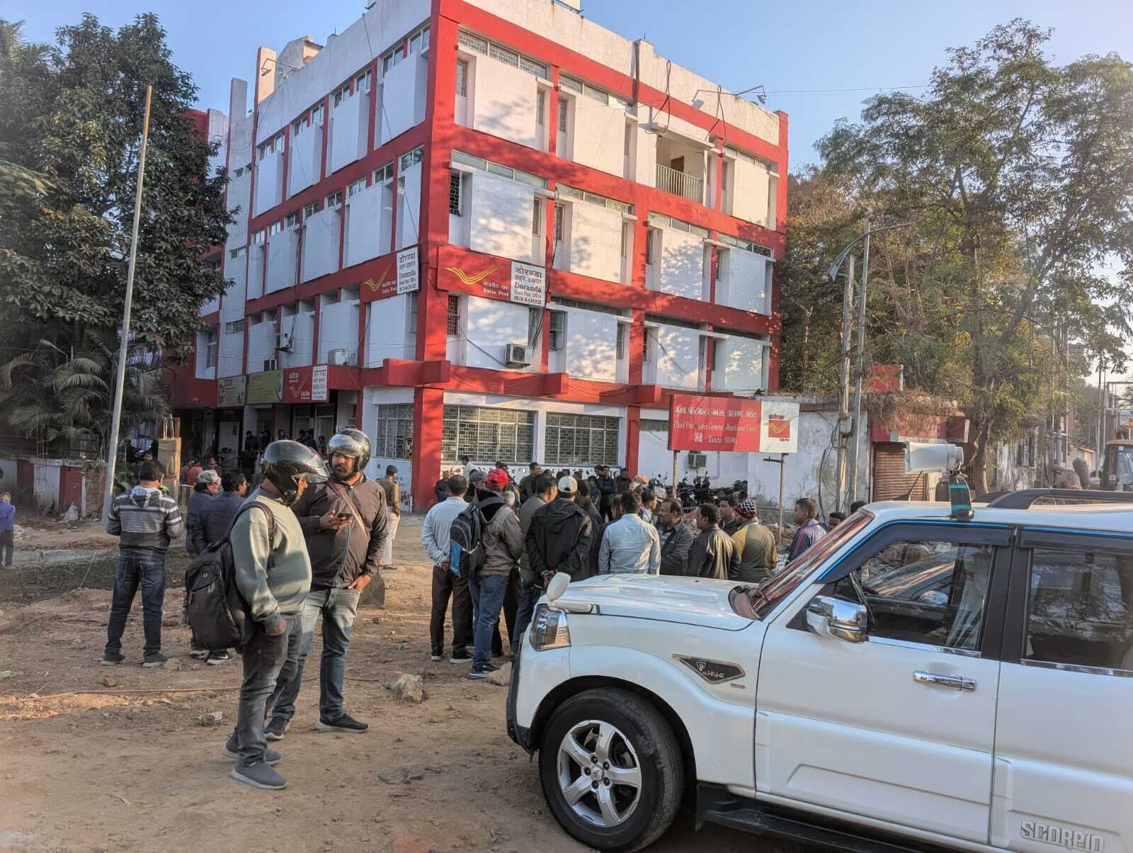 Ranchi News : सिरमटोली-मेकन फ्लाई ओवर : डाकघर की चहारदीवारी व सर्विस लेन का काम शुरू