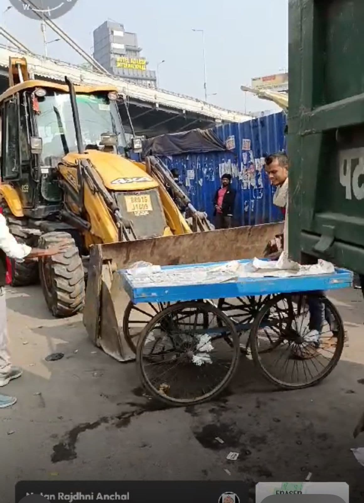 सड़क पर से हटा अतिक्रमण