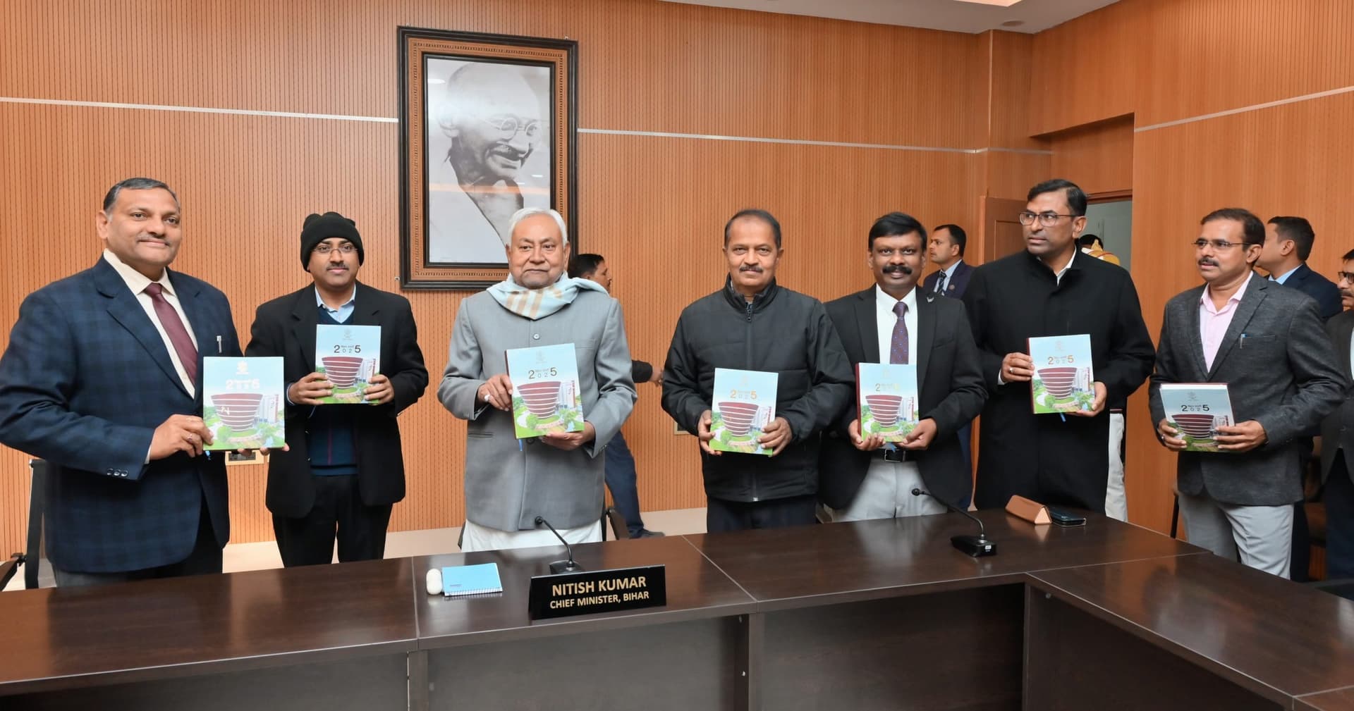 सीएम ने बिहार डायरी व कैलेंडर का किया लोकार्पण
