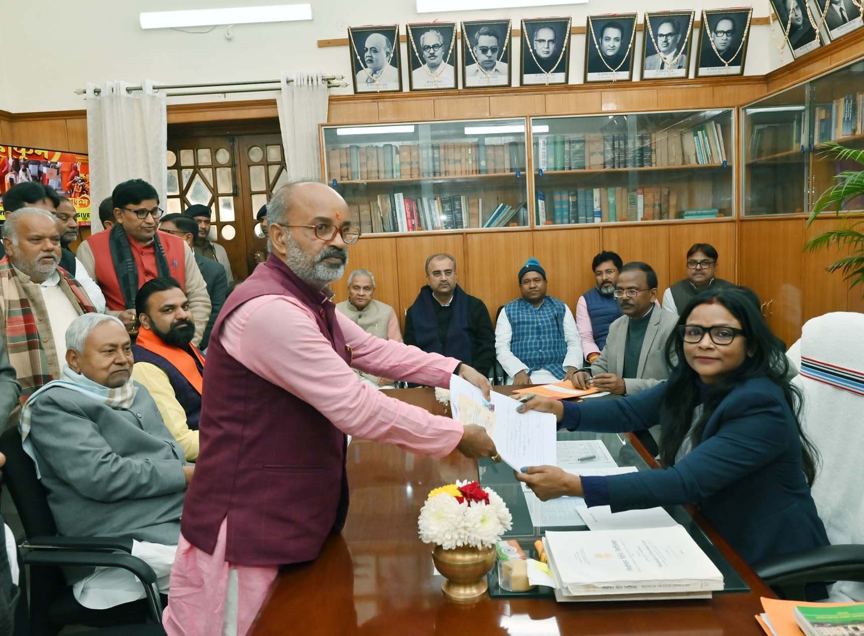 एनडीए उम्मीदवार ने किया नामांकन