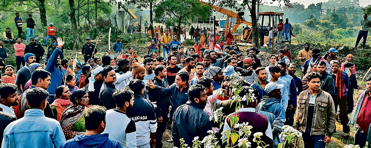 Dhanbad news: ग्रामीणों ने रोका चहारदीवारी निर्माण का काम