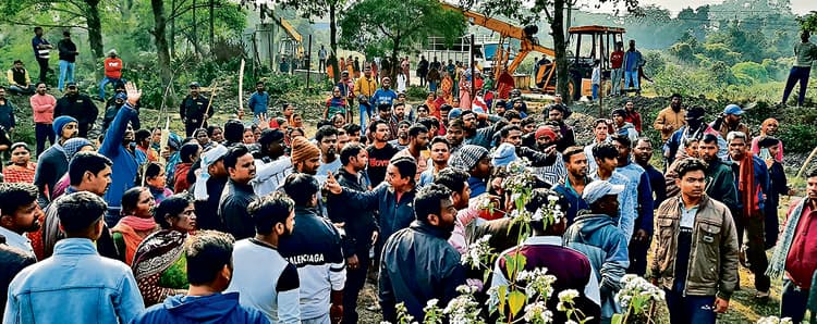 Dhanbad news: ग्रामीणों ने रोका चहारदीवारी निर्माण का काम