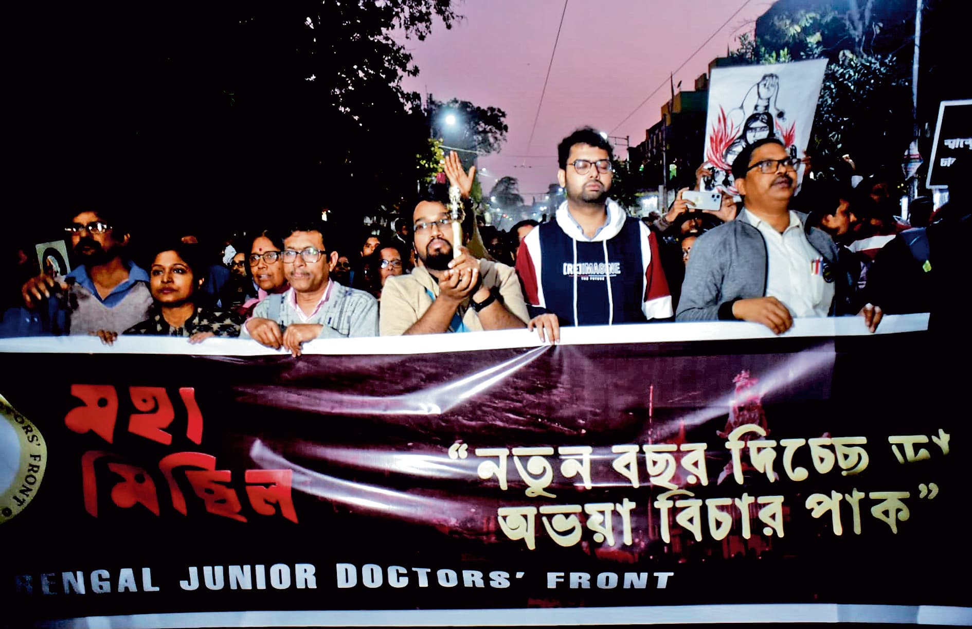 आरजी कर : फिर सड़क पर उतरे जूनियर डॉक्टर, की न्याय की मांग