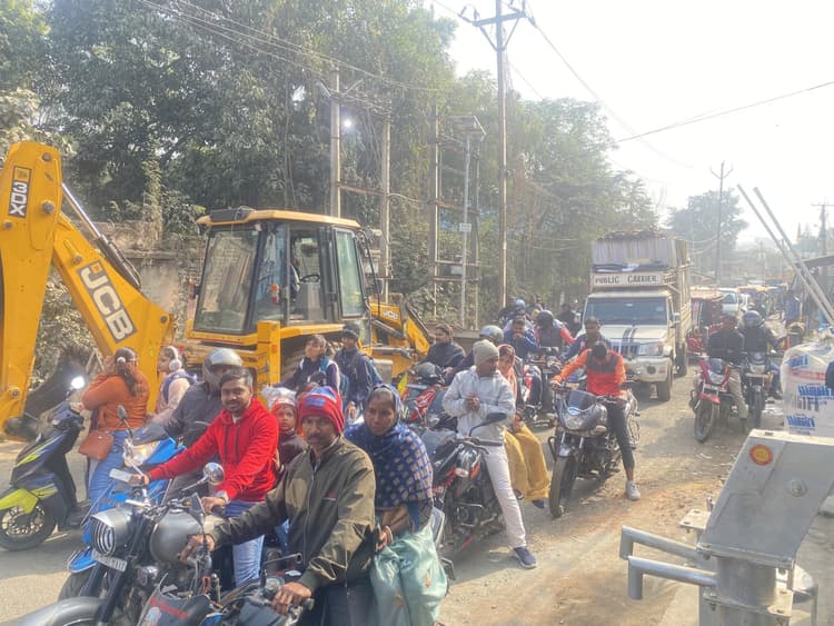Giridih News: प्रखंड मुख्यालय जाने वाली सड़क में जाम से लोग परेशान