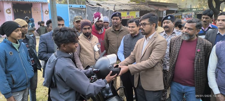 Giridih News: राष्ट्रीय सड़क सुरक्षा अभियान के तहत डीसी ने लोगों को किया गया जागरूक