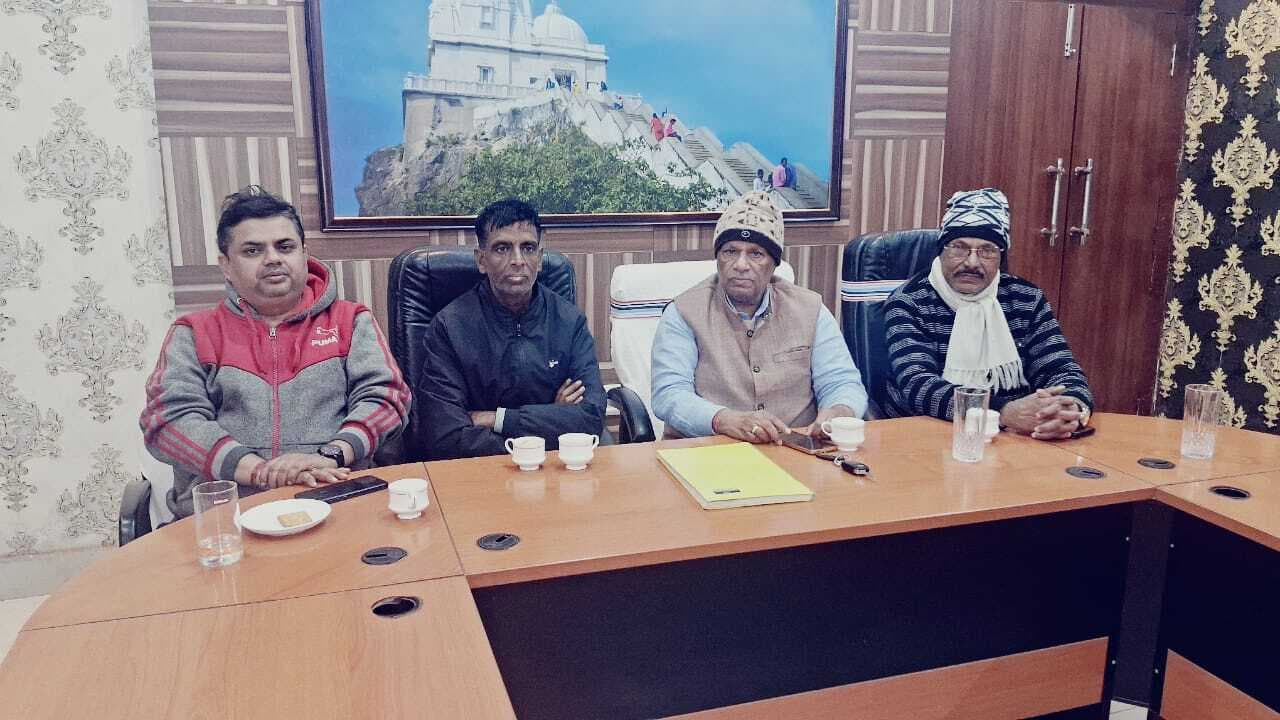 Giridih News: उसरी महोत्सव की तैयारी को लेकर समीक्षात्मक बैठक