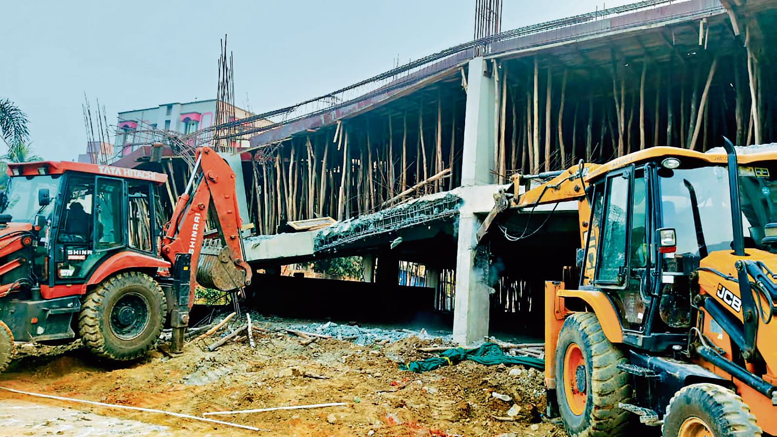 Jamshedpur News : कदमा में अवैध निर्माणाधीन भवन पर चला बुलडोजर