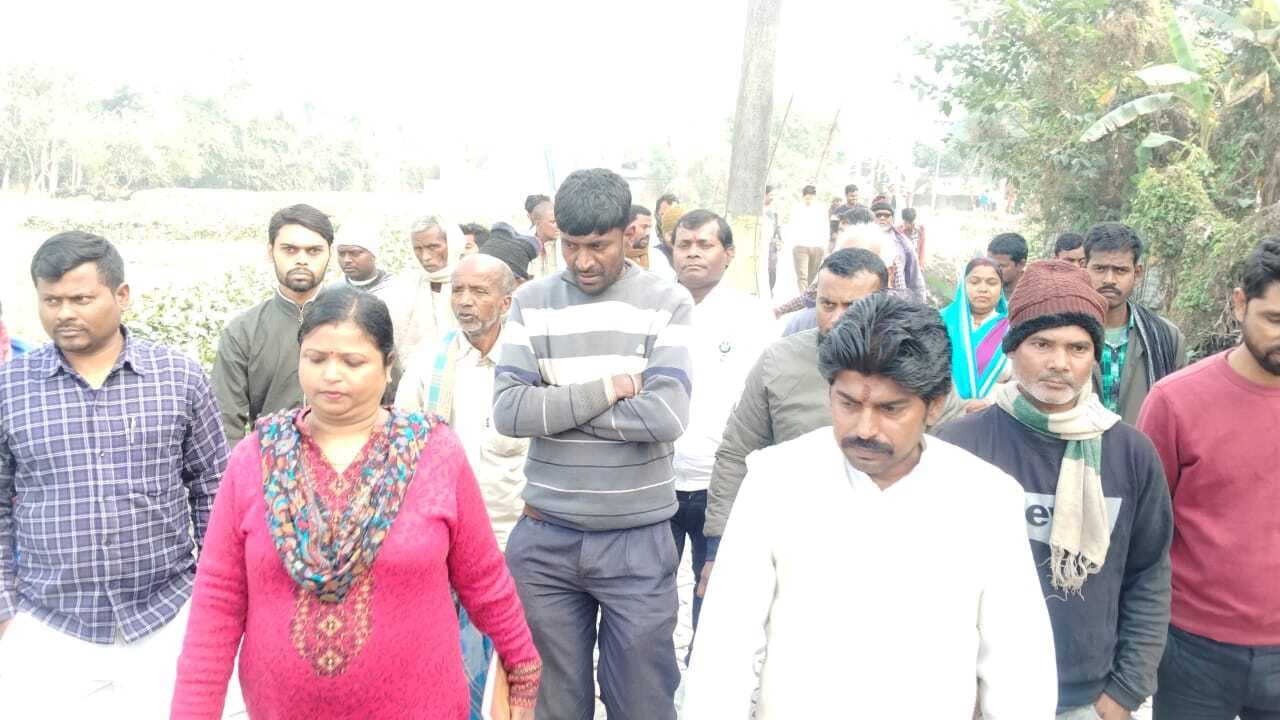 सड़क सह नाला निर्माण कार्य में बरती जा रही अनियमितता की शिकायत पर कार्यपालक पदाधिकारी ने रोका काम