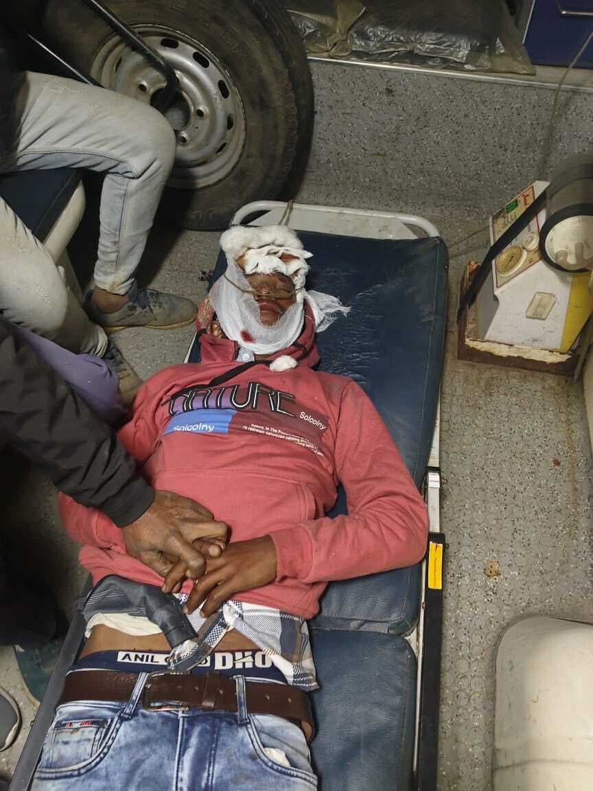 ट्रक की ठोकर से बाइक सवार जख्मी,  रेफर