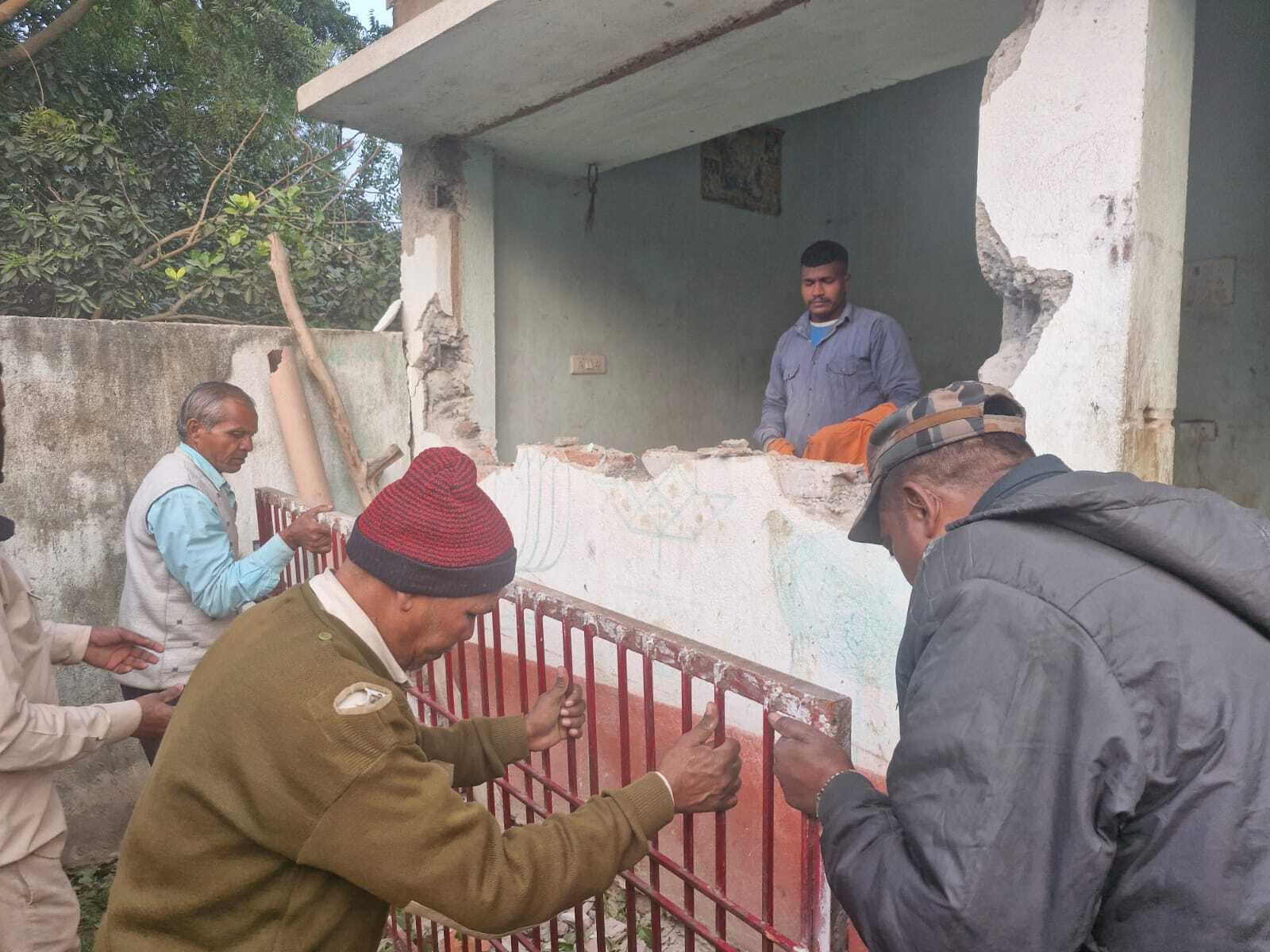 वीर प्रकाश हत्या मामले के फरार आरोपित के घर की हुई कुर्की