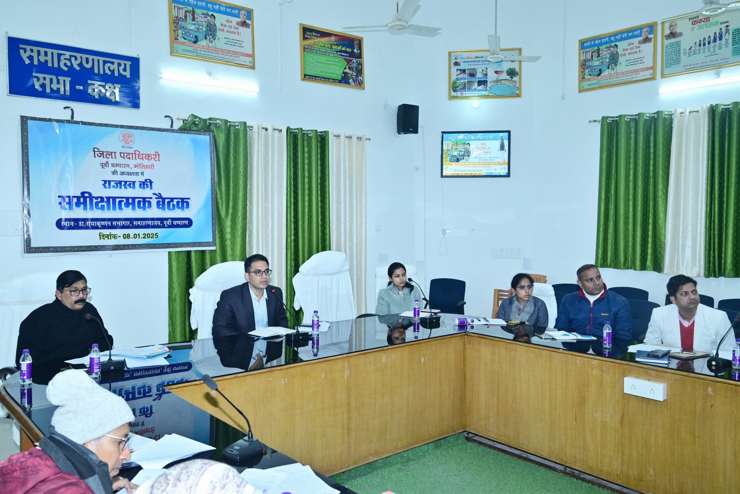 एक सप्ताह के अंदर लाभुकों को उपलब्ध करायें भूमि : डीएम