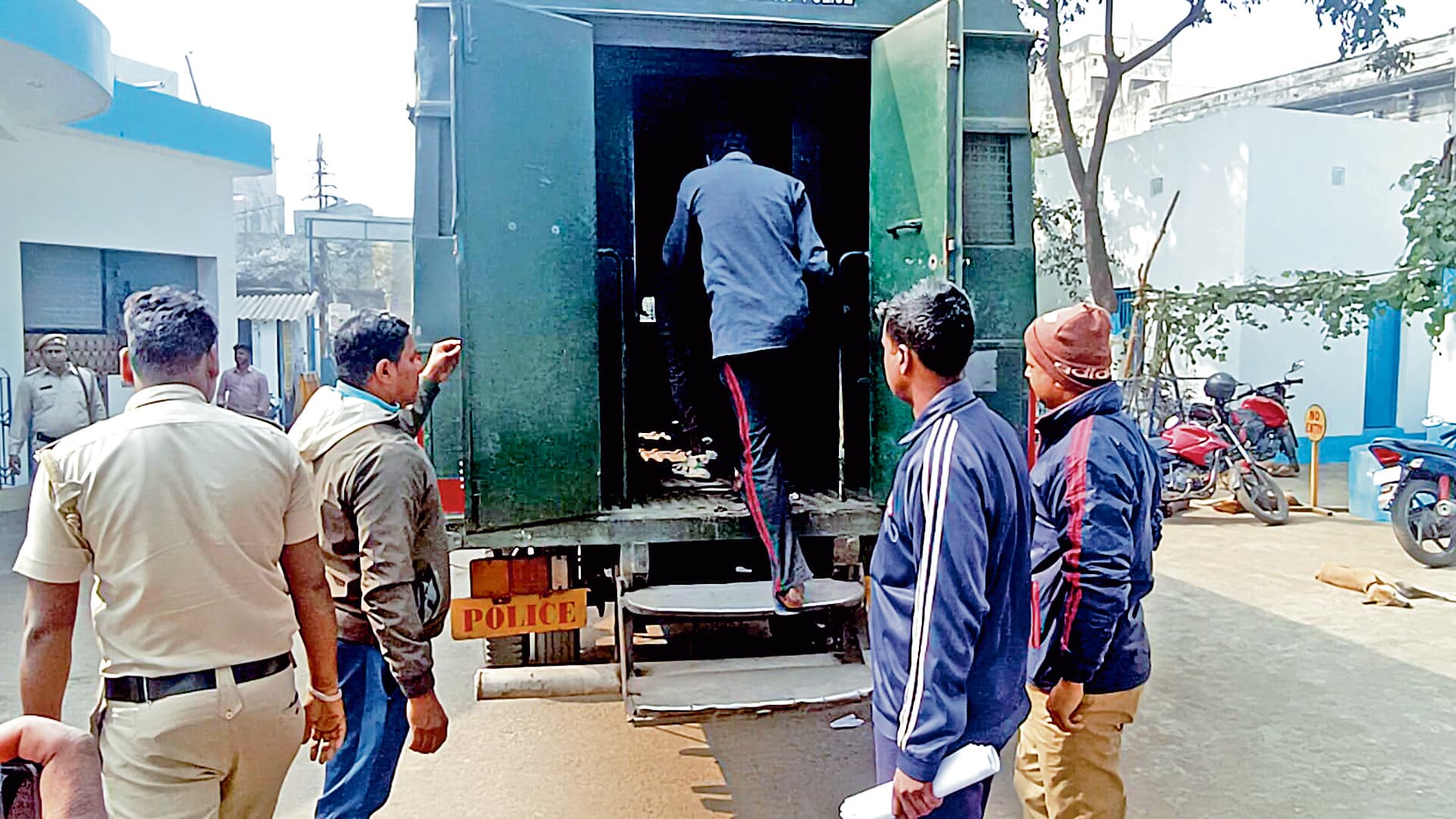 रानीगंज पुलिस ने डकैती की योजना बनाते दो आरोपियों को किया अरेस्ट