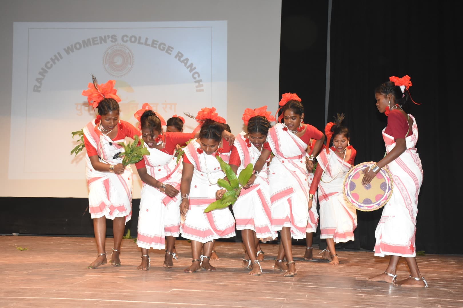 Ranchi News : रांची वीमेंस कॉलेज के युवा महोत्सव नवरंग में छात्राओं ने आदिवासी और लोक नृत्य से बांधा समां, फाइन आर्ट में भी दिखा हुनर
