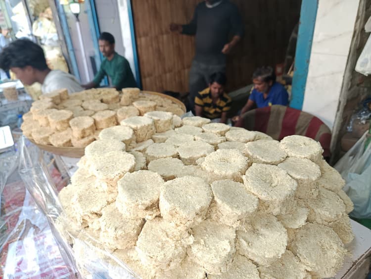 Ranchi News : तिल की सोंधी खुशबू से महक रहा बाजार