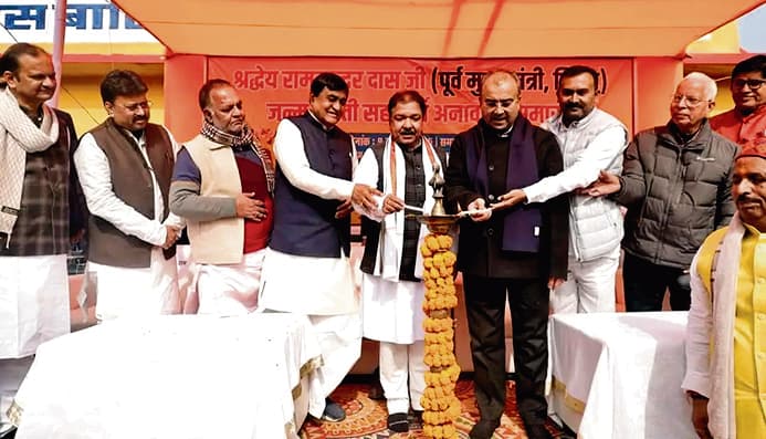 Chhapra News : पूर्व सीएम रामसुदंर दास की जयंती पर प्रतिमा का हुआ अनावरण