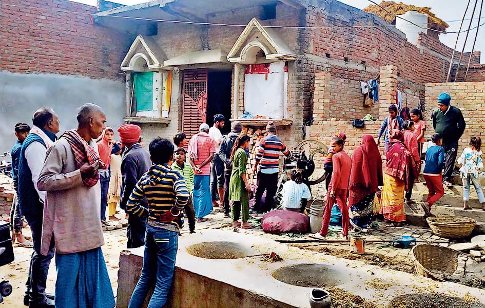 Chhapra News : गैस सिलिंडर में लीकेज से लगी आग, एक ही परिवार के सात लोग झुलसे