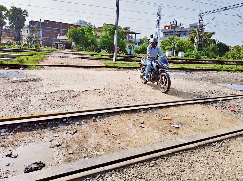 पीजी रेलखंड पर बने अवैध रेलवे क्रॉसिंग से जारी है आवागमन