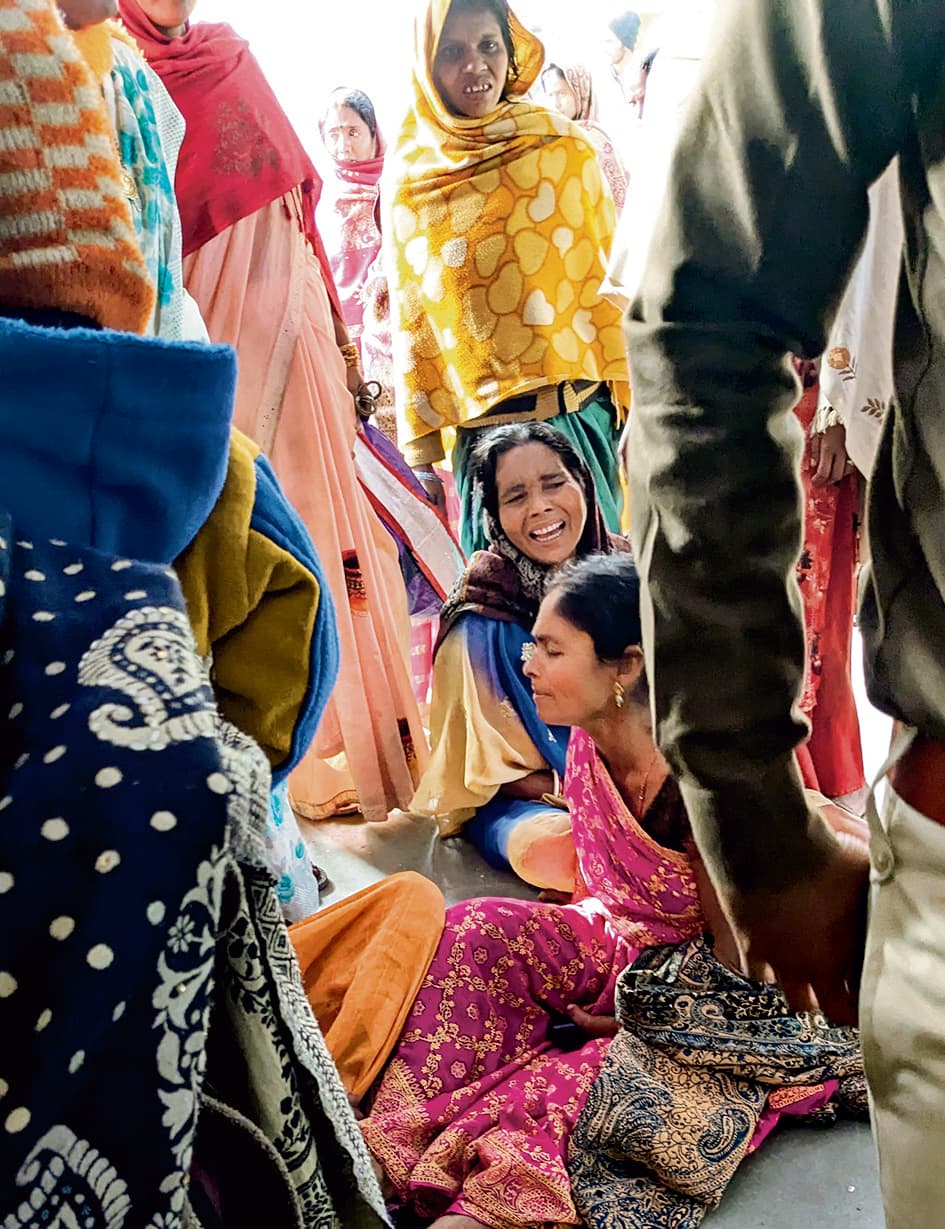 अनियंत्रित होकर नहर में पलटा टेंपो, एक की मौत