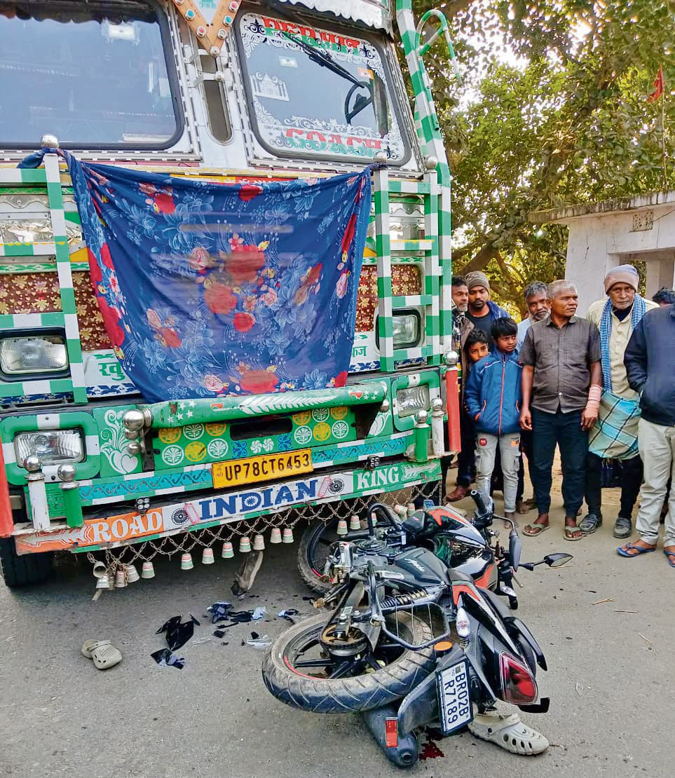Gaya News : तेज रफ्तार बाइक ने ट्रक में मारी टक्कर, दो युवक हुए घायल