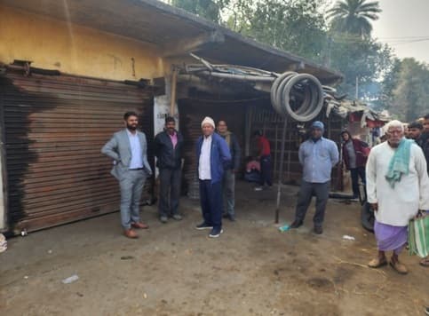 सरकारी कॉम्प्लेक्स पर 20 वर्षों से कब्जा जमाये दुकानों में सीओ ने लगाया ताला