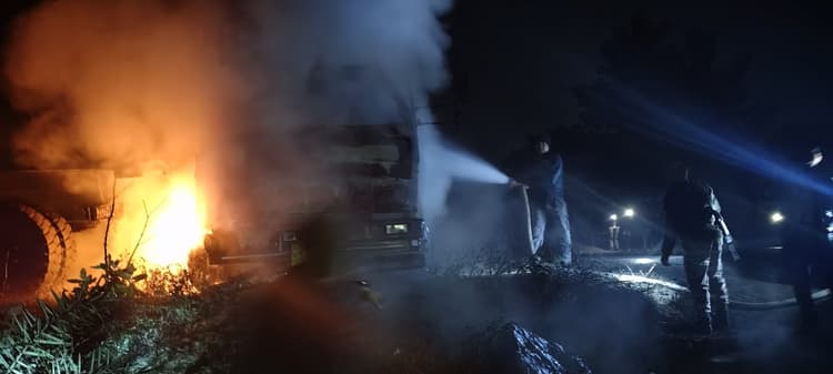 दुमका में हाइवा से टक्कर के बाद गैस सिलिंडर लदे ट्रक में लगी आग