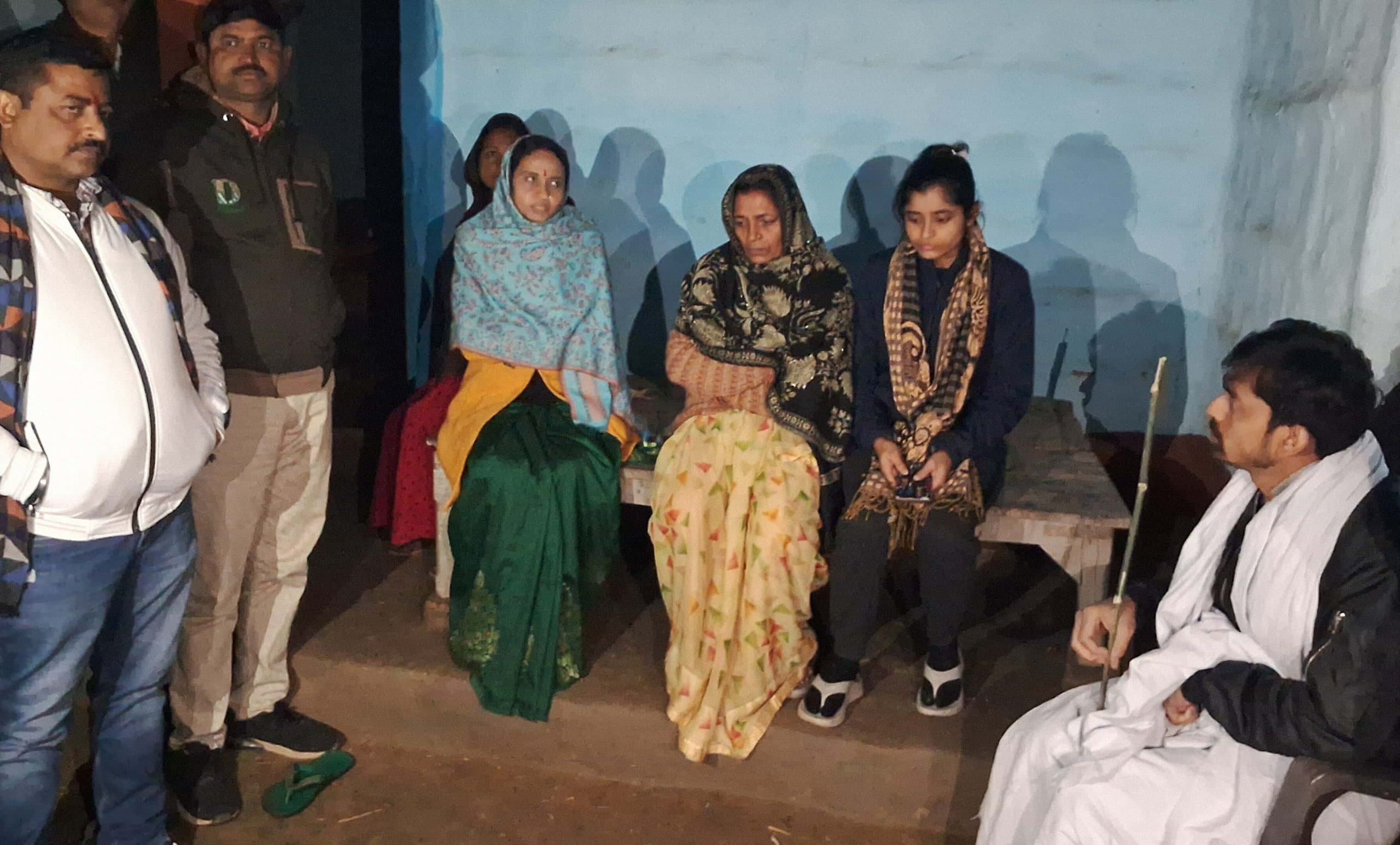 अधिवक्ता के परिजनों से मिलकर जिला पार्षद ने दी सांत्वना