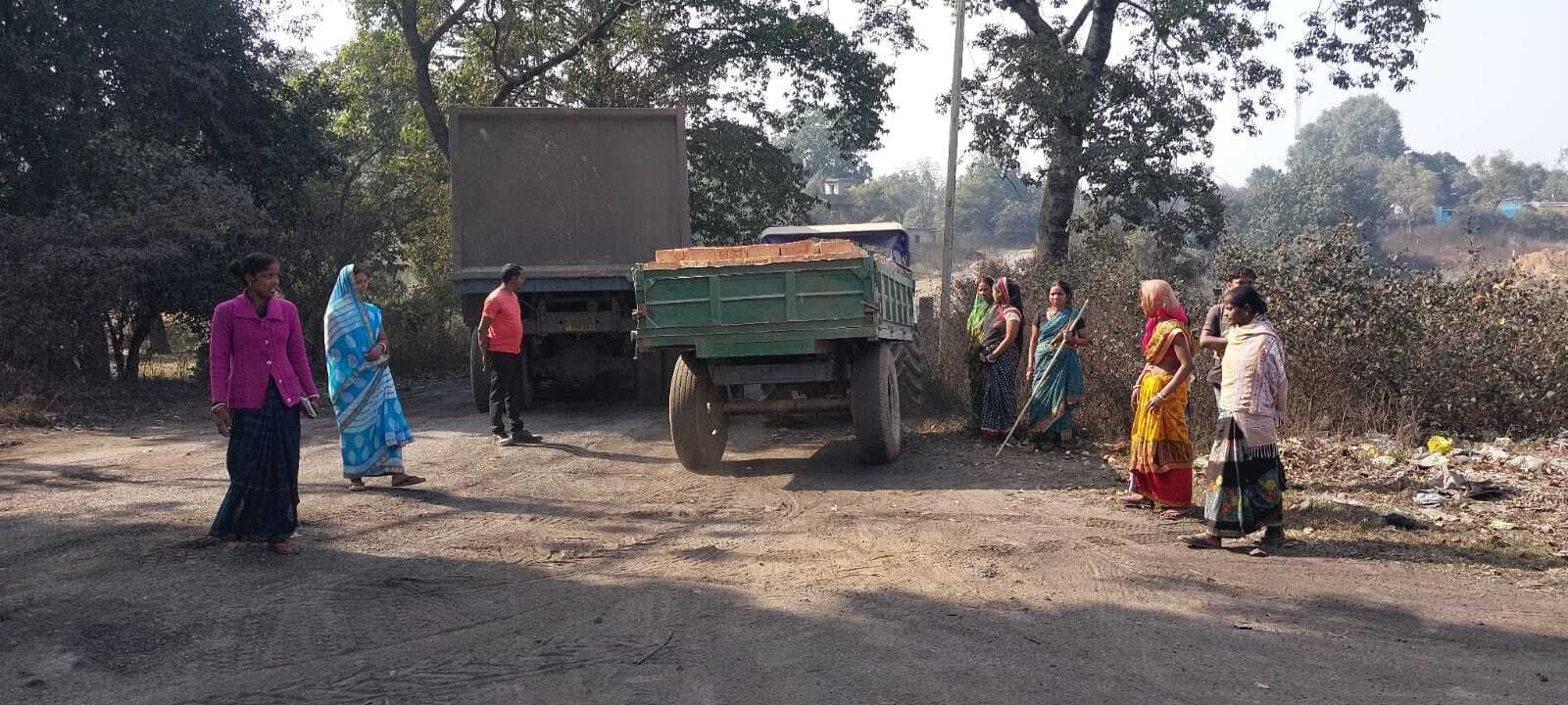 चूरी की महिलाओं ने वाहनों को रोका