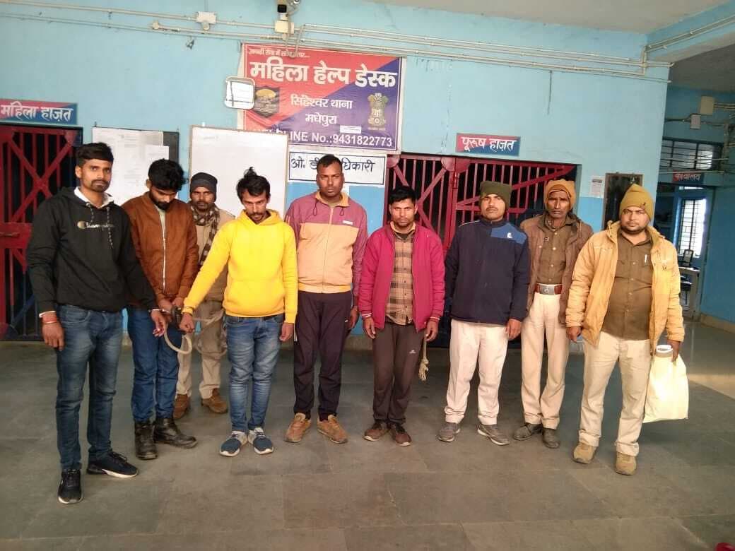 40 बाेतल शराब व दो बाइक के साथ पांच युवक गिरफ्तार