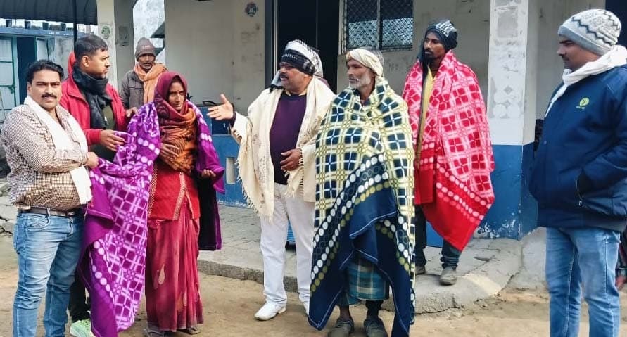 सांसद प्रतिनिधि ने किया कंबल वितरण