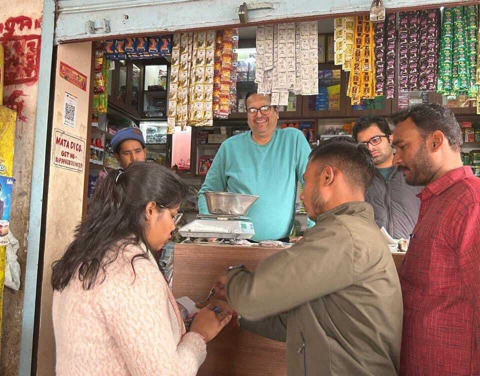 कार्यपालक पदाधिकारी ने दुकानदारों के ट्रेड लाइसेंस की जांच की