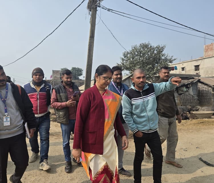 महापौर ने वार्ड 41 के विकास कार्यों का डोर टू डोर किया निरीक्षण