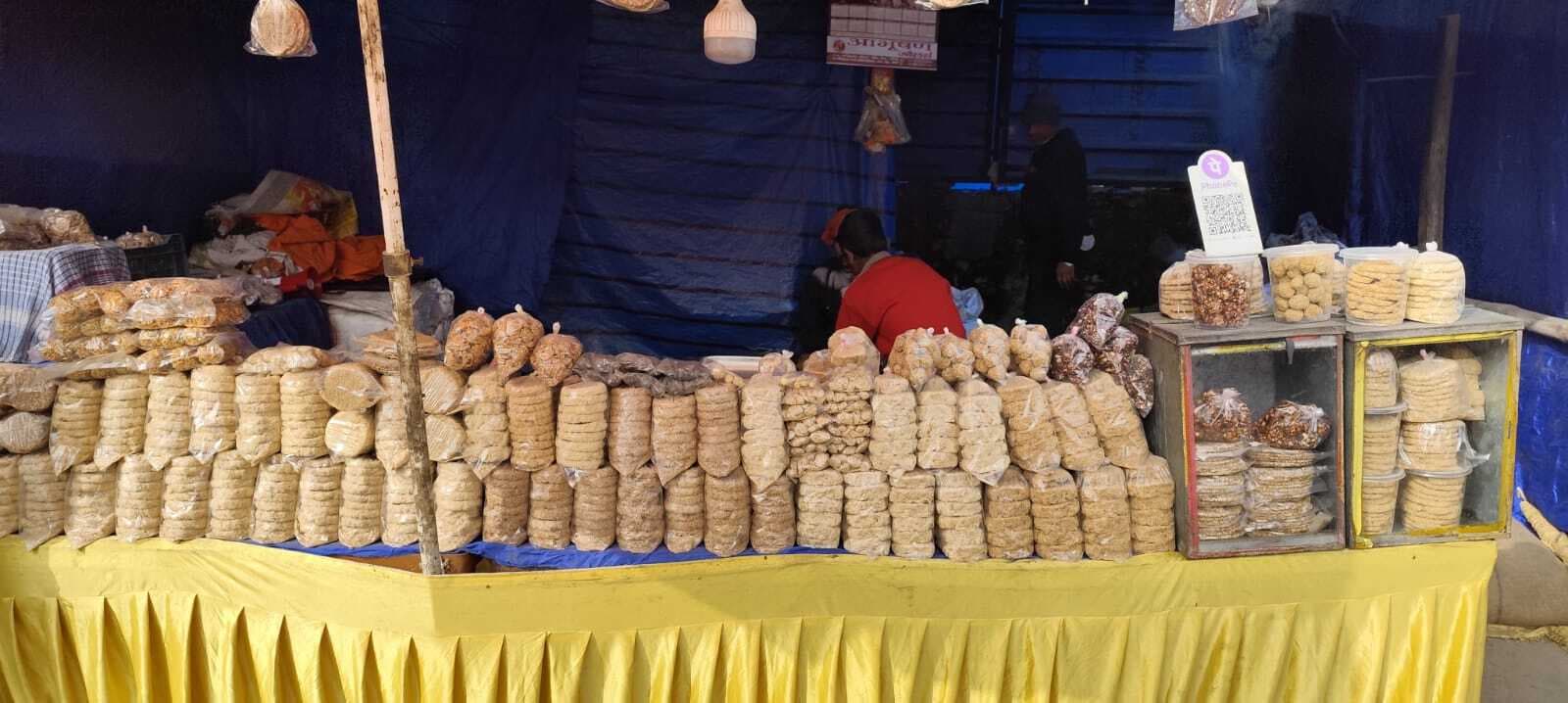 मकर संक्रांति को लेकर सजी तिलकुट की दुकानें