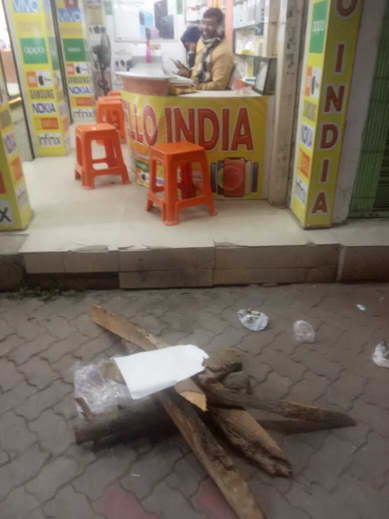 कड़ाके की ठंड में बिना चिन्हित 15 स्पॉटों पर अलाव जलाने पर पार्षदों में असंतोष