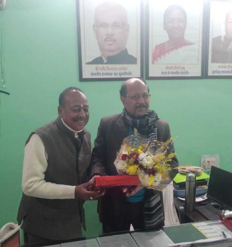 अनुदान नहीं बांटने वाले महाविद्यालय प्रबंधन पर गबन का मामला होगा दर्ज, कुलपति ने दिया आश्वासन