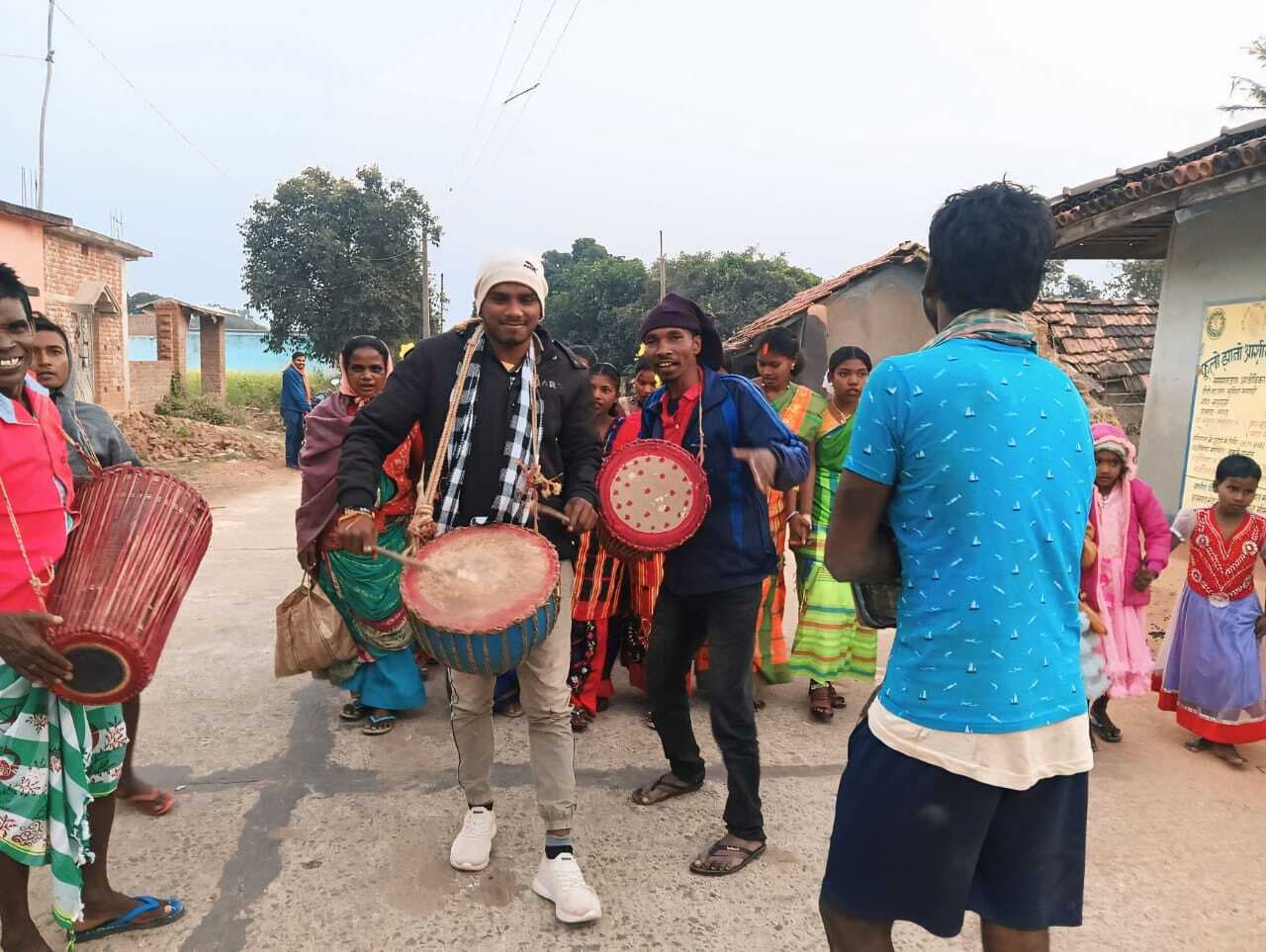 मांदर की थाप पर जमकर झूमे आदिवासी समाज के लोग