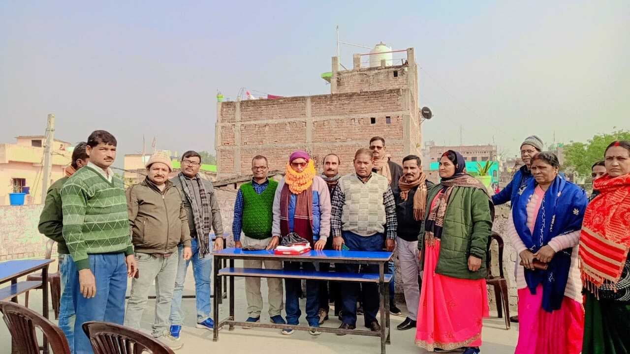 सेवानिवृत्त शिक्षक को सम्मान के साथ दी गयी विदाई