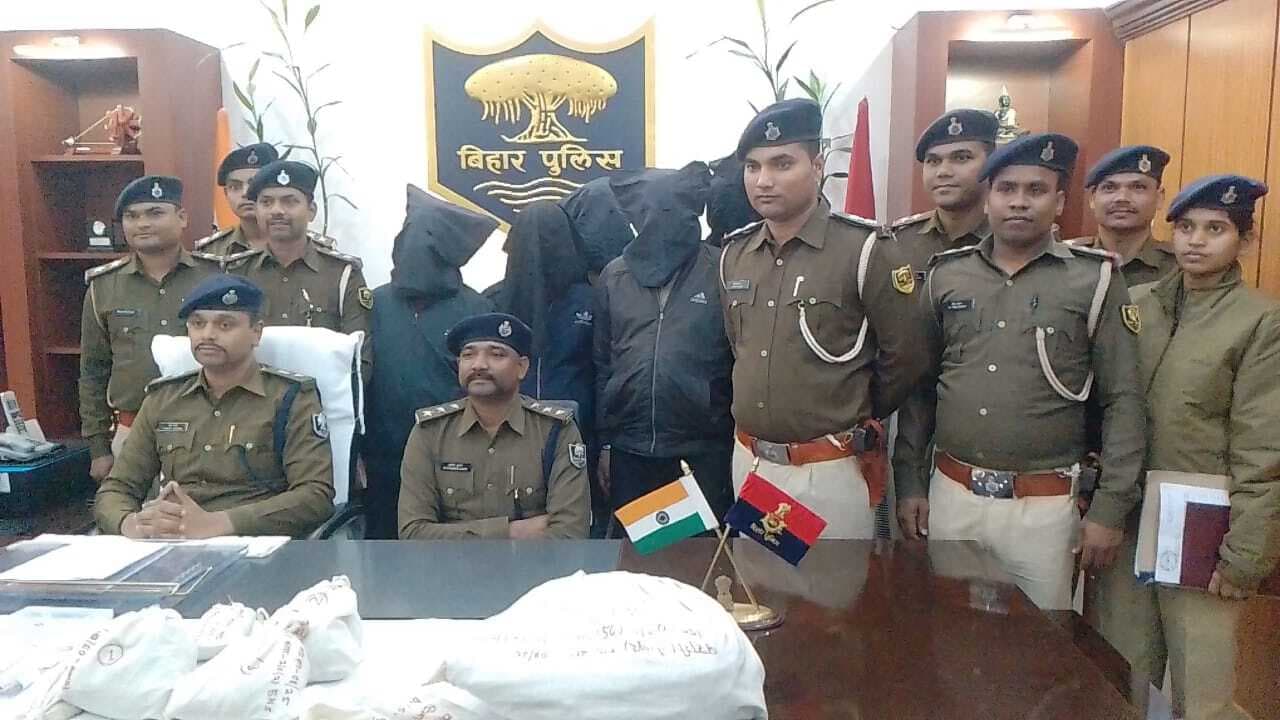 डकैती कांड के मुख्य आरोपित सहित चार को लूट के आभूषण के साथ पुलिस ने किया गिरफ्तार