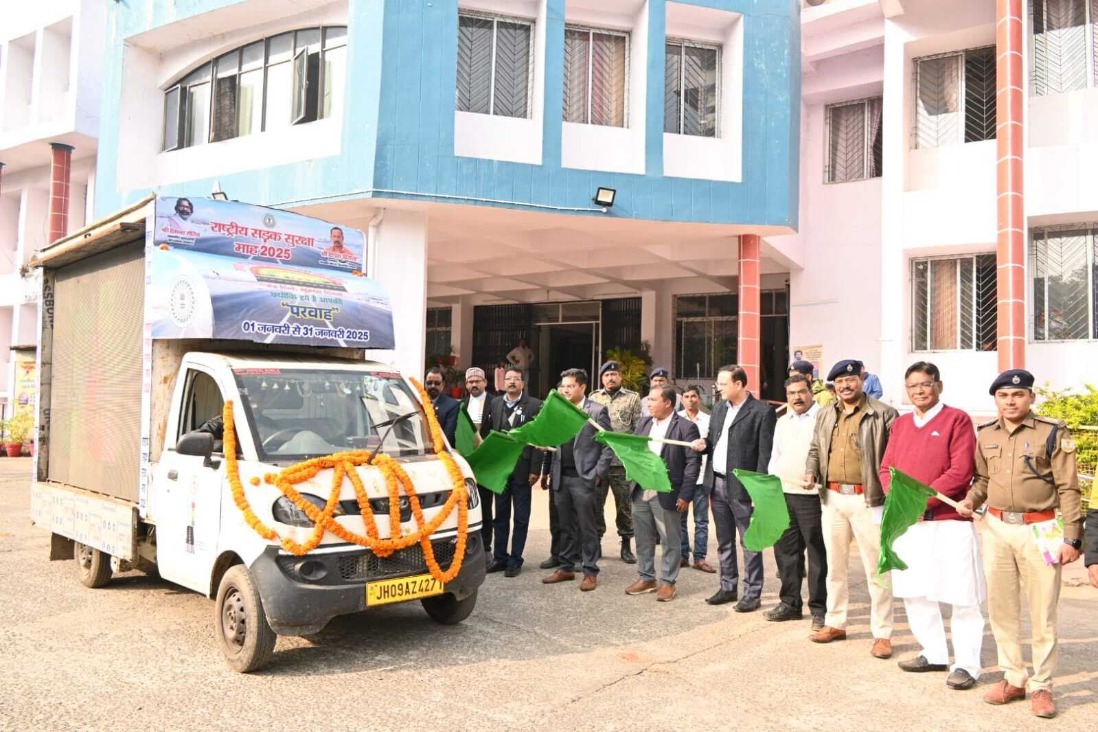 डीडीसी ने सड़क सुरक्षा जागरुकता रथ को किया रवाना