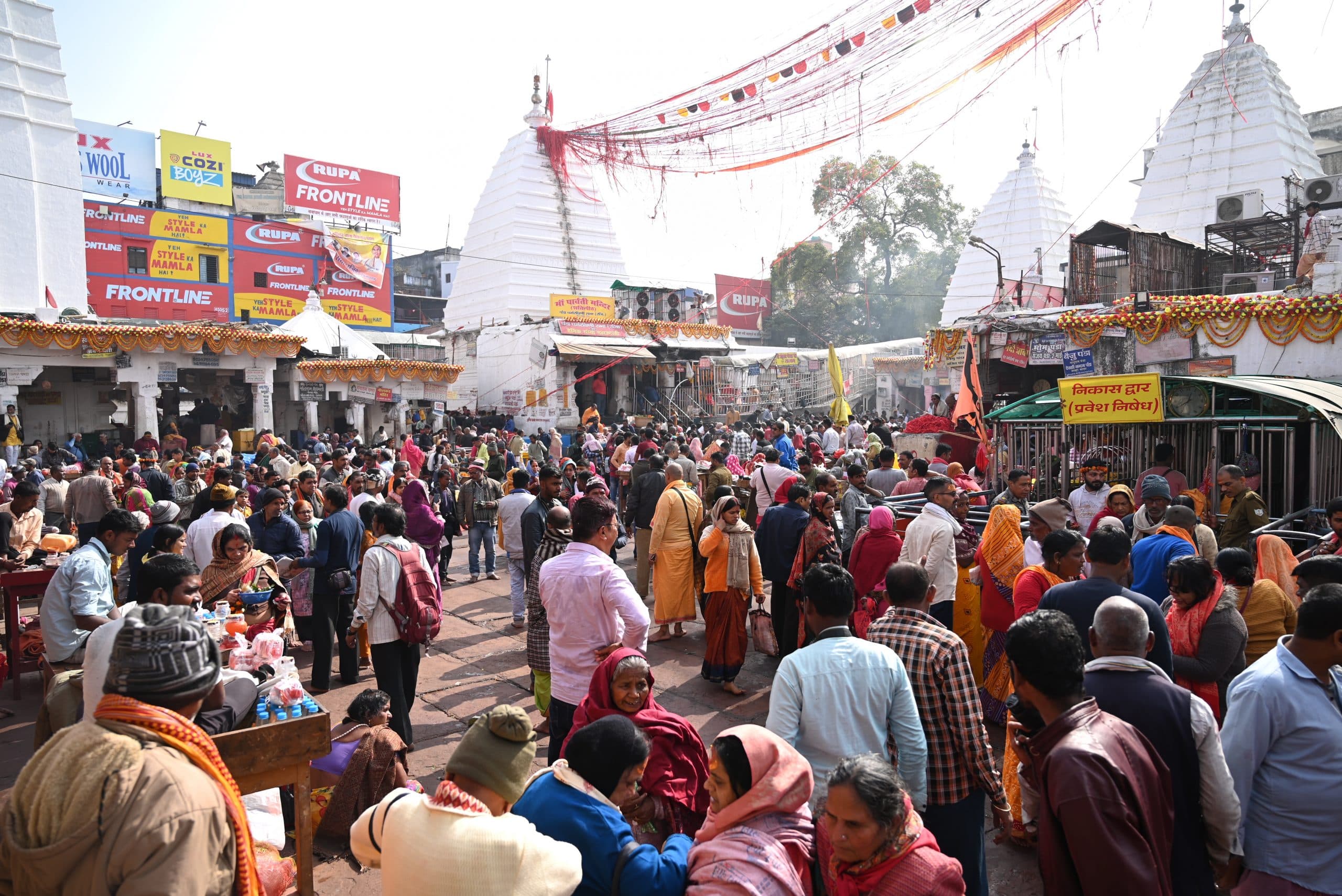 Deoghar News : मकर संक्रांति से पहले बाबा मंदिर में बढ़ी भीड़