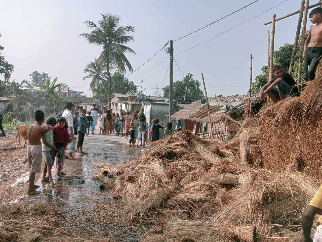 पुआल की ढेर में लगी आग