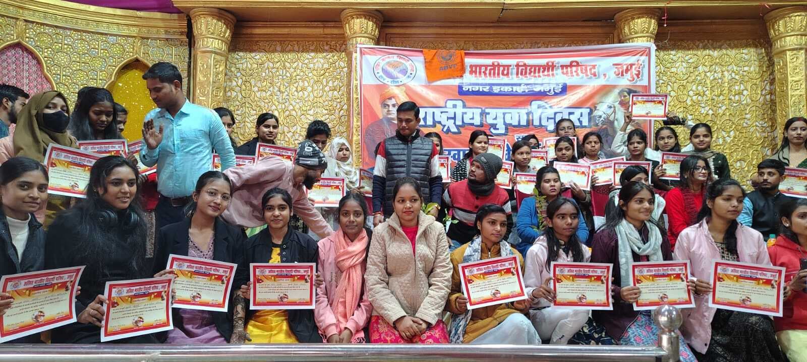 मेंहदी प्रतियोगिता में 100 से अधिक छात्राओं ने लिया भाग