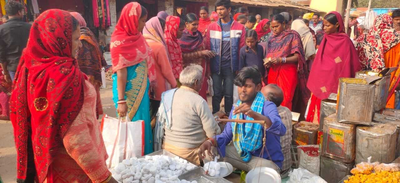 मकर संक्रांति नजदीक आते ही बाजारों में गुड़, तिलकुट व चूड़ा से सजी दुकानें,  सौंधी खुशबू कर रहा आकर्षित