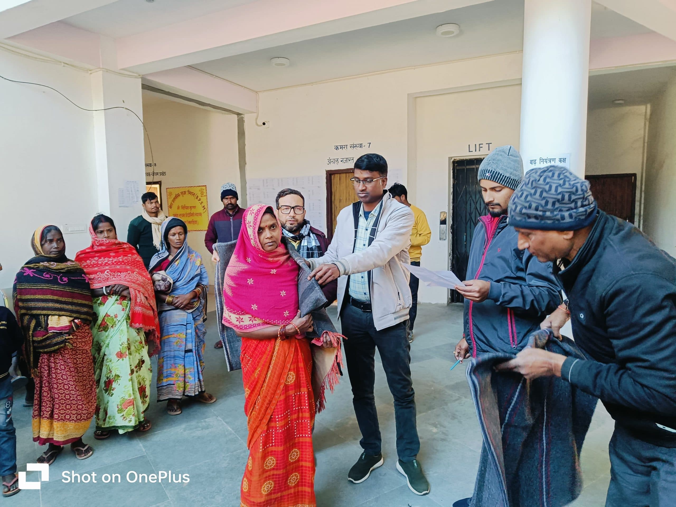 जरूरतमंदों के बीच बांटा गया कंबल