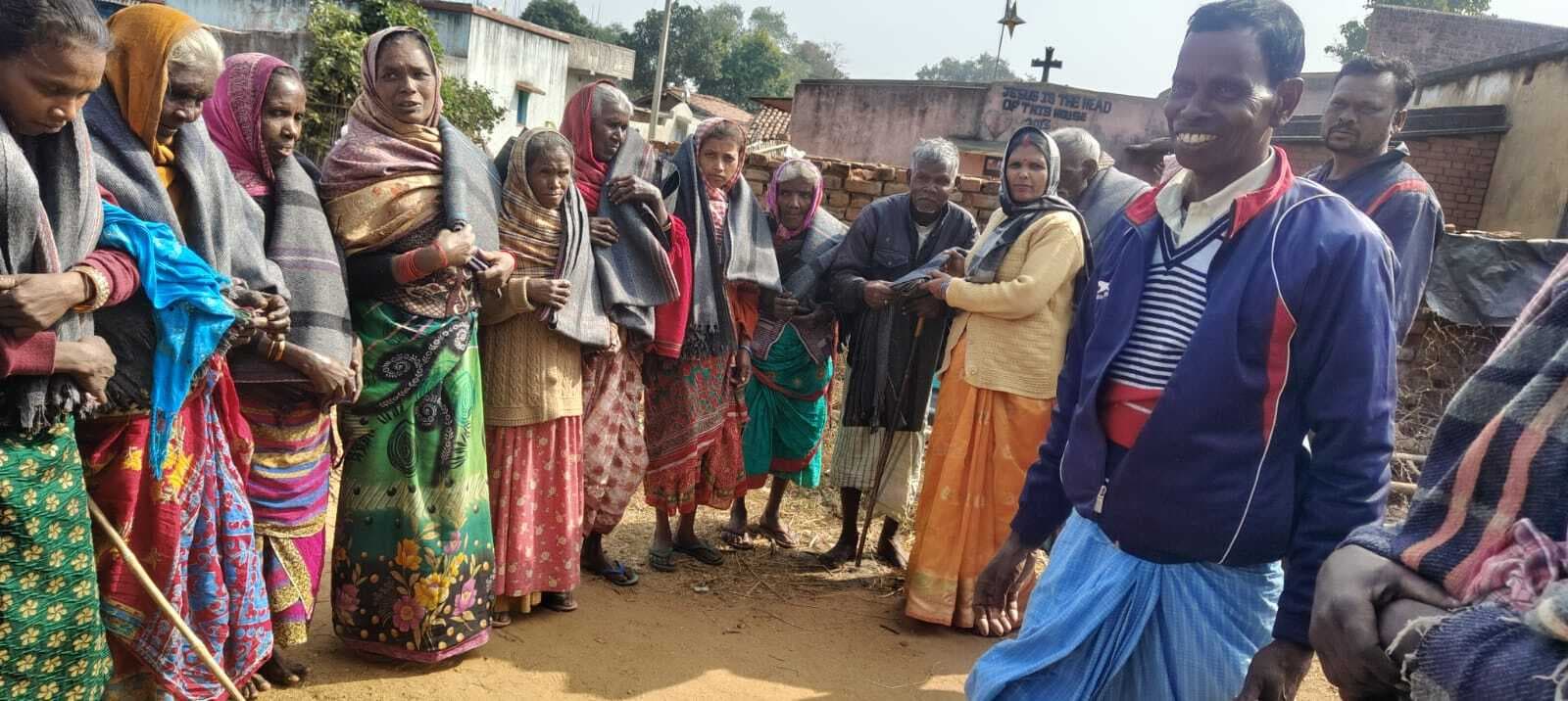 प्रखंड प्रमुख ने जरूरतमंदों के बीच बांटा कंबल