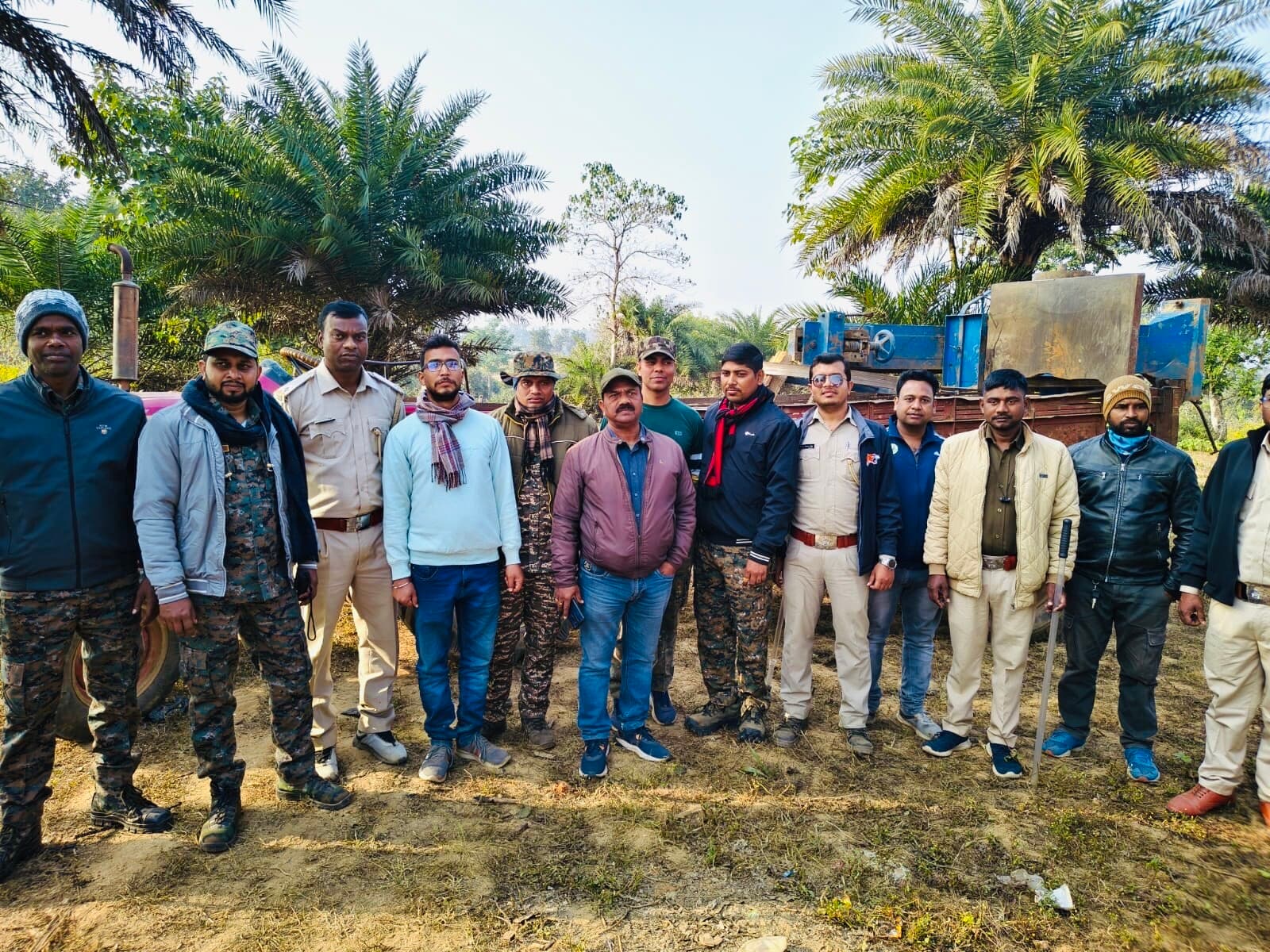 Giridih News :वन विभाग की ने अवैध आरा मिल में मारा छापा, लकड़ी व मशीन जब्त