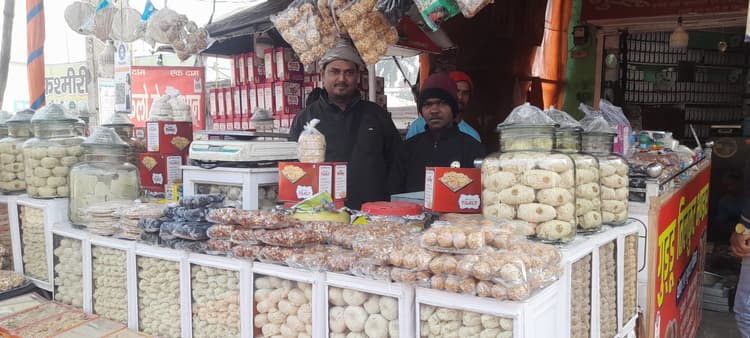 Bokaro News : बाजारों में फैल रही तिलकुट की सौंधी खुशबू