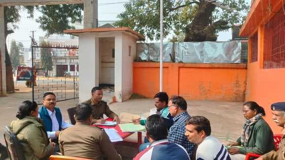 डीएसपी व इंस्पेक्टर ने की मुफस्सिल थाने में लंबित कांड की समीक्षा