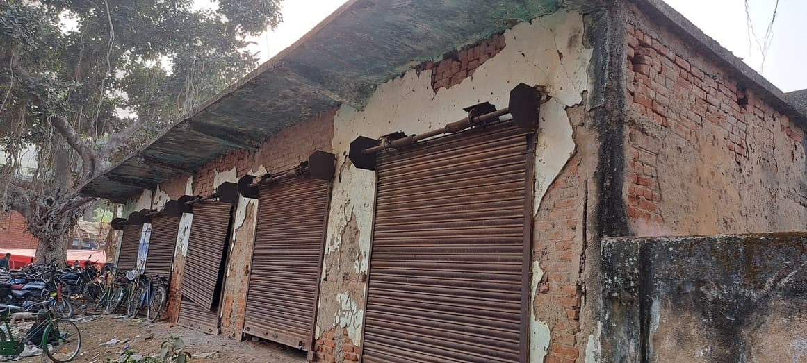 भुस्का हाट में बने कॉम्प्लेक्स में ग्रामीणों ने जमा रखा है अधिपत्य