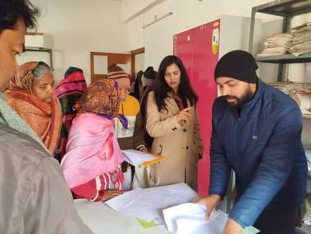 भू अर्जन कैंप में बलिया के रैयतों को मिला बांड पत्र