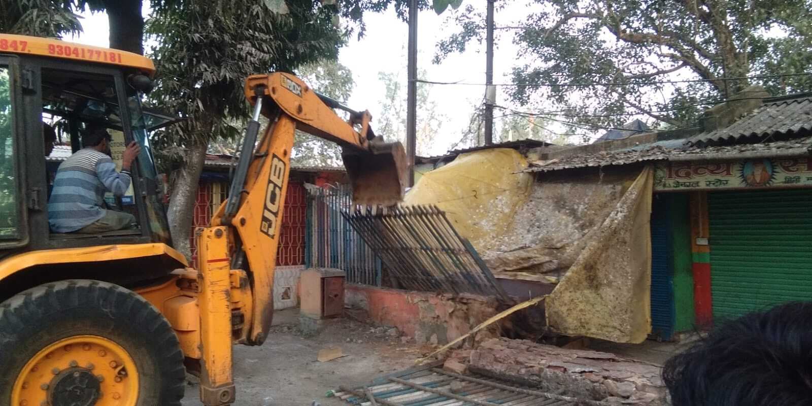 Chaibasa News : 38 दुकानों को हटाने पहुंची टीम, दुकानदारों के आग्रह पर 15 दिनों की मिली मोहलत